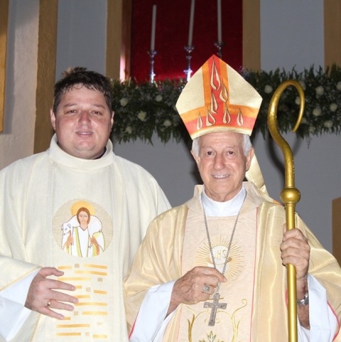 O PADRE JUNIOR PAIVA COMPONDO A CENA , EM ROMA .